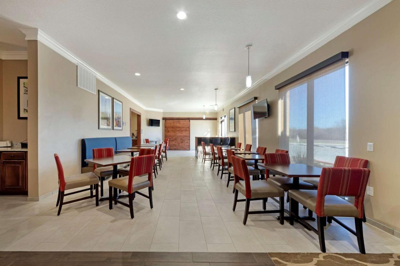 Comfort Inn & Suites Harrah Choctaw Exterior photo